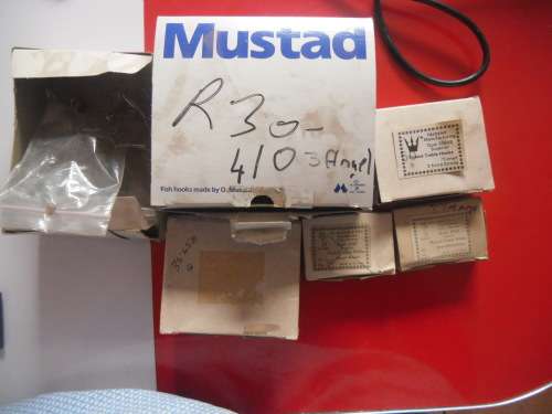 APPROXIMATELY 500 3 ANGLE HOOKS (NEVER BEEN USED)